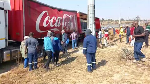 Coke truck looted in Dieploot