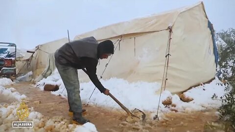 Σφοδρή χιονοθύελλα πλήττει πρόσφυγες Σύριους σε καταυλισμούς σκηνών