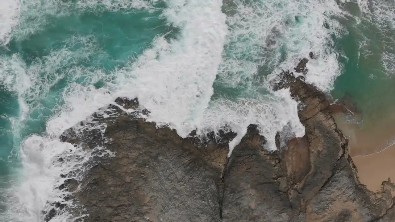 Relaxing and Calming Ocean Waves - Perfect for Sleeping or Meditation