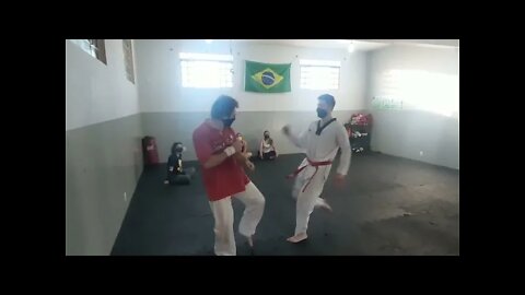 Taekwondo treino de luta primeiro round.