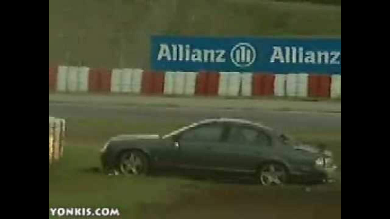 Antonio Pizzonia (ex F1 driver) crash a jaguar