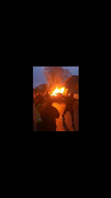 Irish folk set fire to the reception center for invaders in Newtown