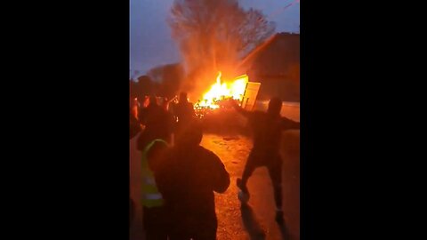 Irish folk set fire to the reception center for invaders in Newtown 