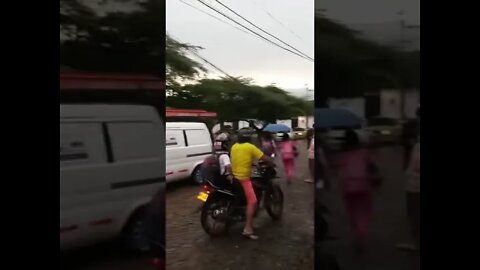 Taxi resultó consumido por las llamas en el municipio de #girón