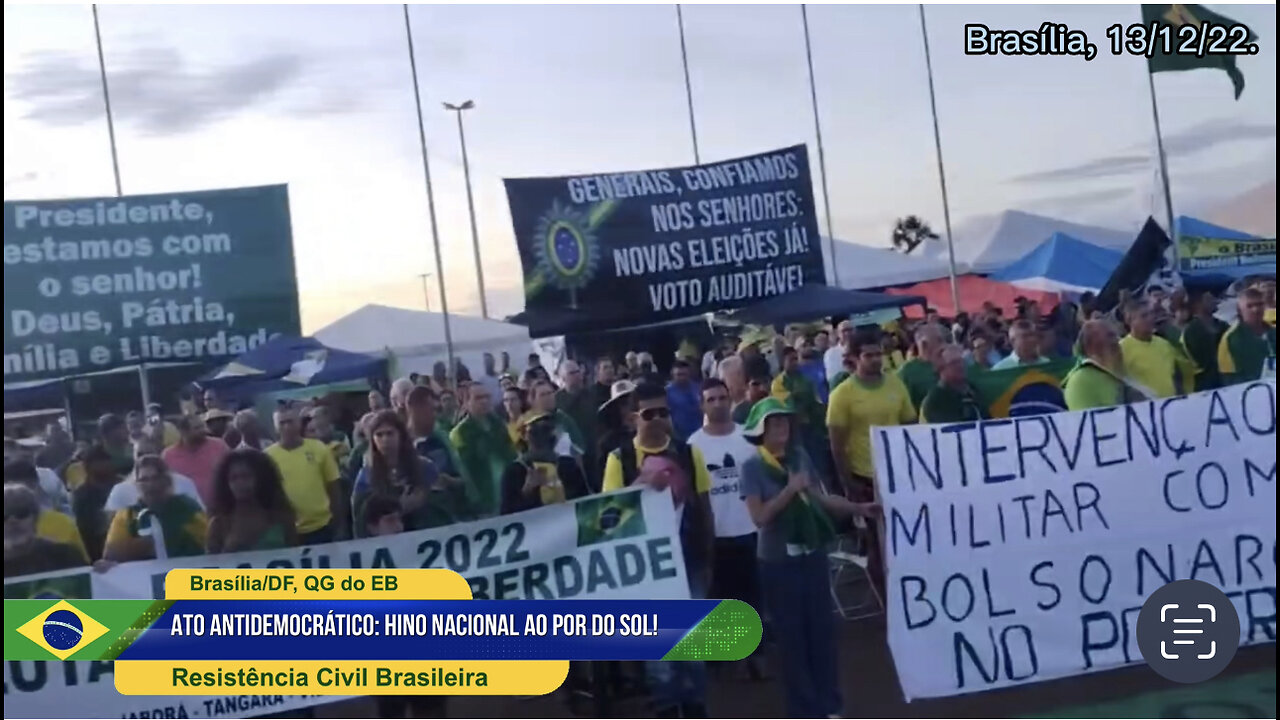 Terrível ato antidemocrático dos bolsonaristas: cantar o hino nacional ao por do sol no QG em BSB!