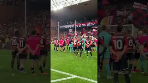 Torcida do Genoa aplaudindo o esforço do time