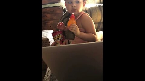 COMENDO CHEETOS E TOMANDO SUCO DE UVA ASSISTINDO AS NOVIDADES NO YOUTUBE MUITO LEGAL TOP DEMAIS 2021