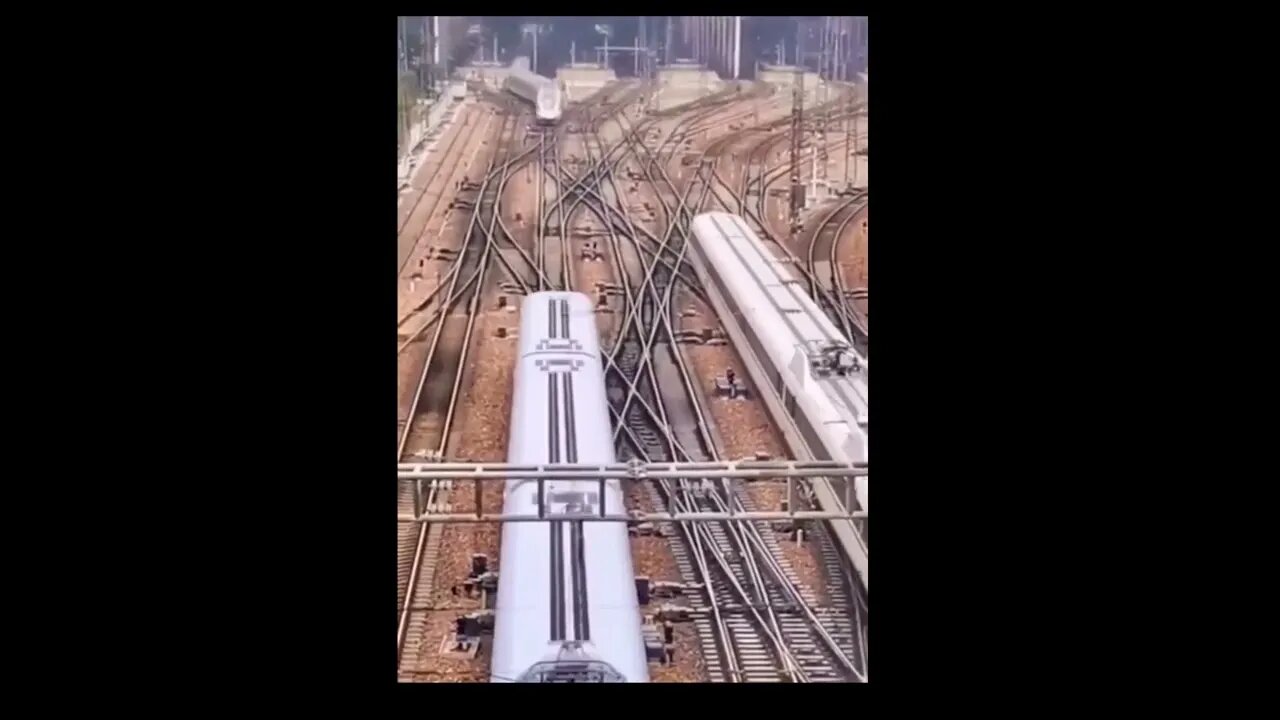 🟨 三列高鐵同一畫面出現，其中兩列在同一軌道上相反而行 🟨