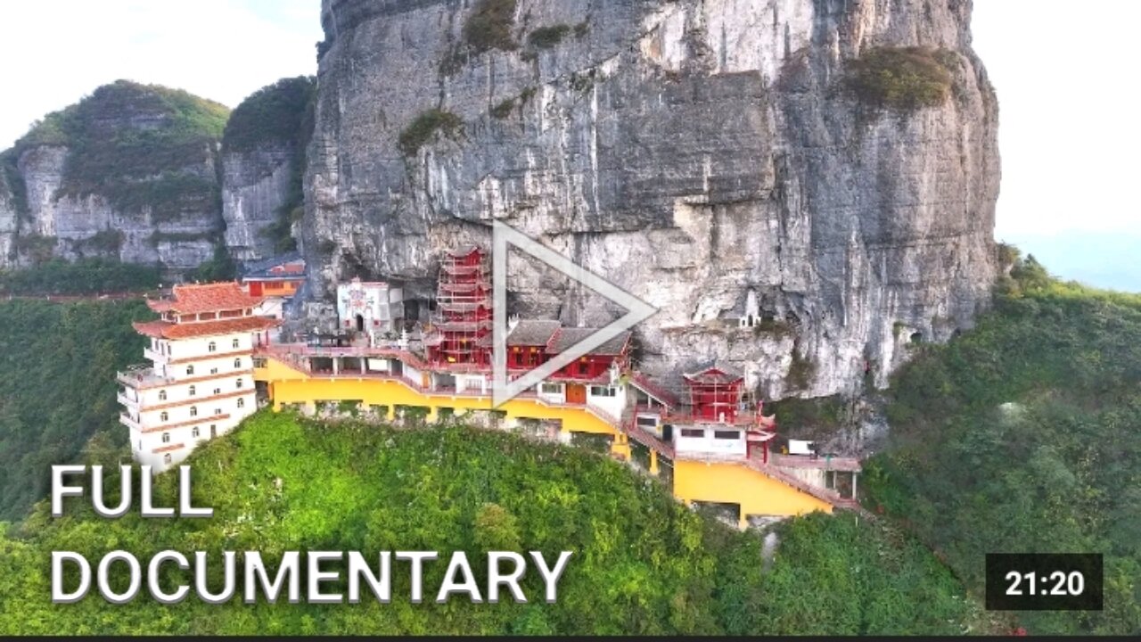 A huge temple in Guizhou stands at the foot of a mountain cliff