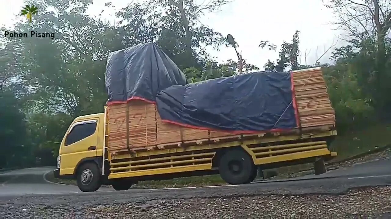 Truck Hino Tronton Vs Truck Pengangkut Kayu Paletan