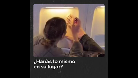 Pasajero pone pies en asiento de chica y ella reacciona creativamente