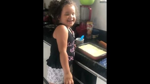 Aprendendo a fazer torta de frango com a vovó - #shorts #linda #bebe