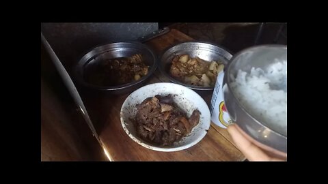 一个人干一碗牛肉，还有啤酒，鸡肉，五花肉