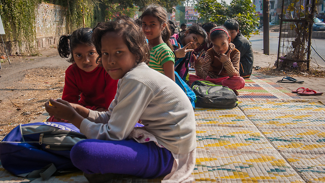 Roadside School Gives Delhi’s Street Children A Second Chance