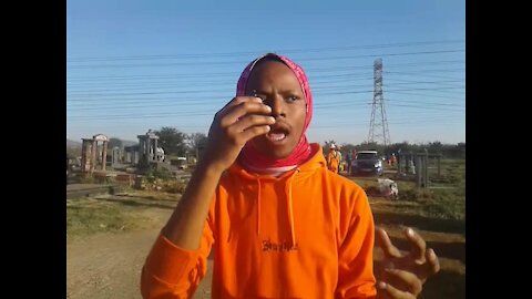 Youth lead graveyard cleaning initiative in Tlhabane, North West (ZiG)