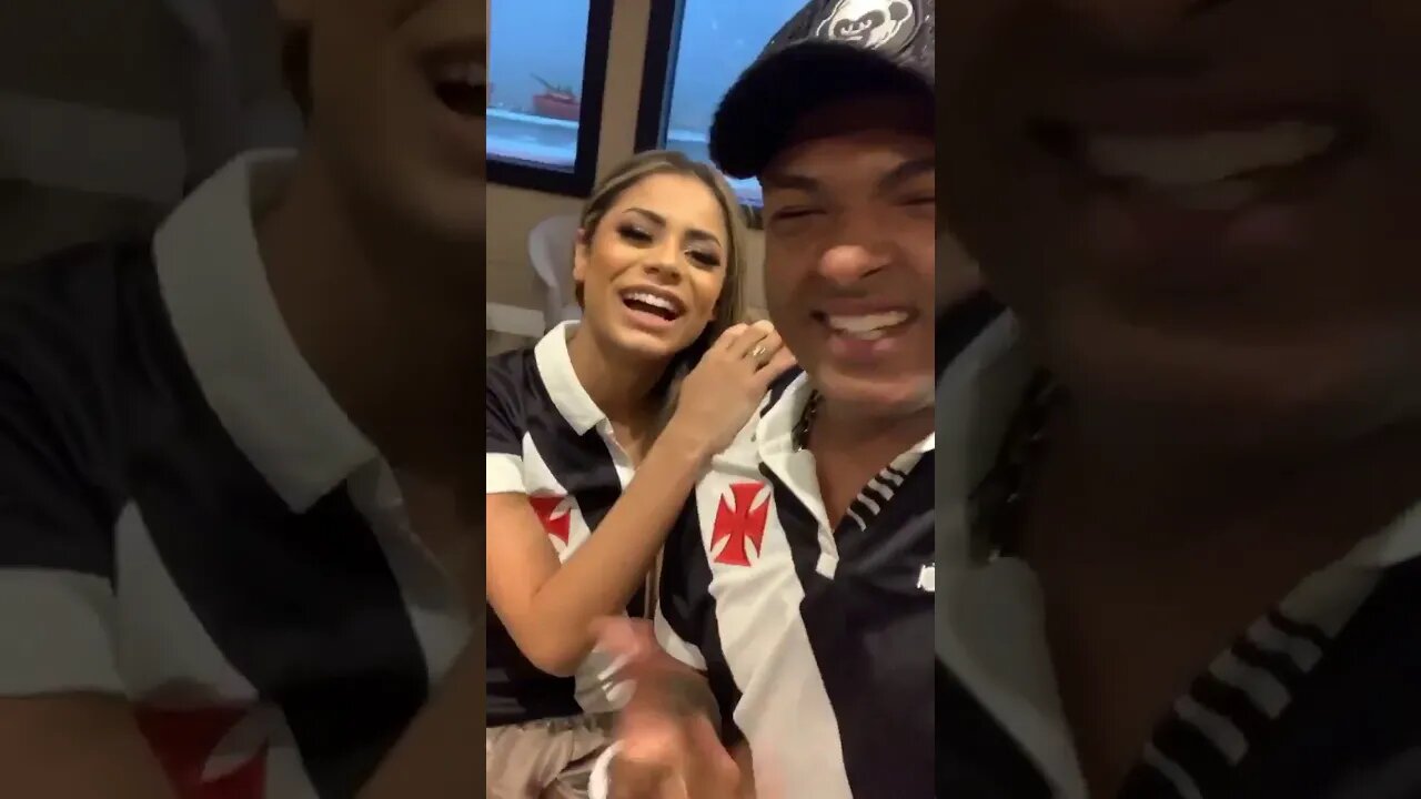 Lexa e MC Darlan gravando música com camisa do Vasco