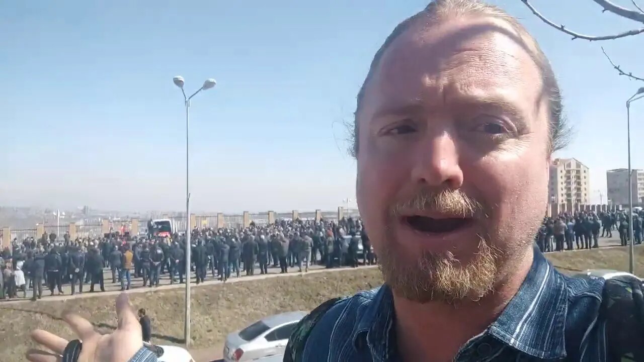 Breaking: Soldiers Protesting Against Armenia PM For Firing Army Leadership.