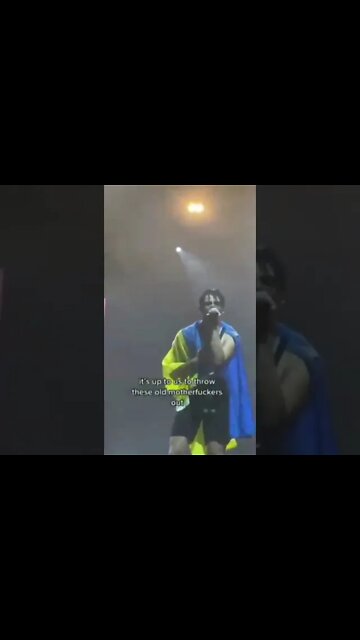 Популярний британський рок-музикант Yungblud на концерті назвав путіна старим вироком."Fuck Putin!"