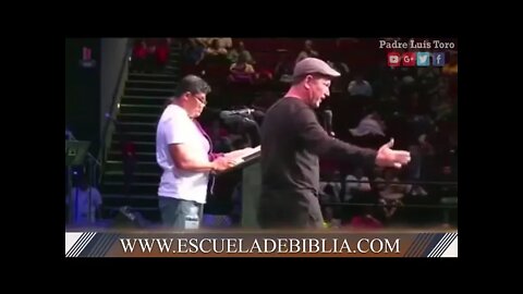 La Cruz nos santifica. Padre Luis Toro.