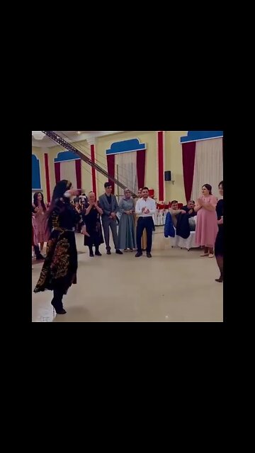 Девушка зажигательно танцует на свадьбе #shorts