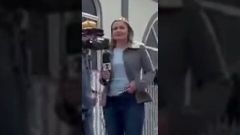 Reporter da Globo mostra dedo do meio à manifestante