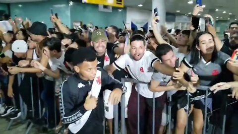 Manaus, 5 da manhã: Vasco chegando com festa no aeroporto - Pré Guarani x Vasco