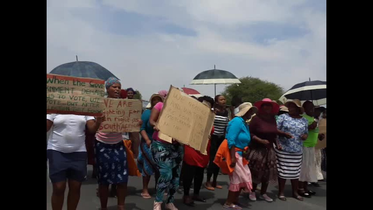 Truck torched, Marikana road closes as residents demand water, electricity (aJ3)