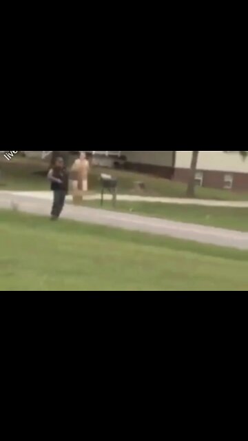 Naked murder suspect attacks police officer and gets taken alive