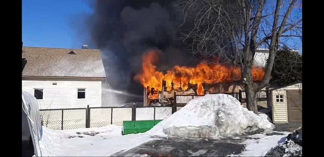 Vidéo du feu de garage à Saint-Georges ouest
