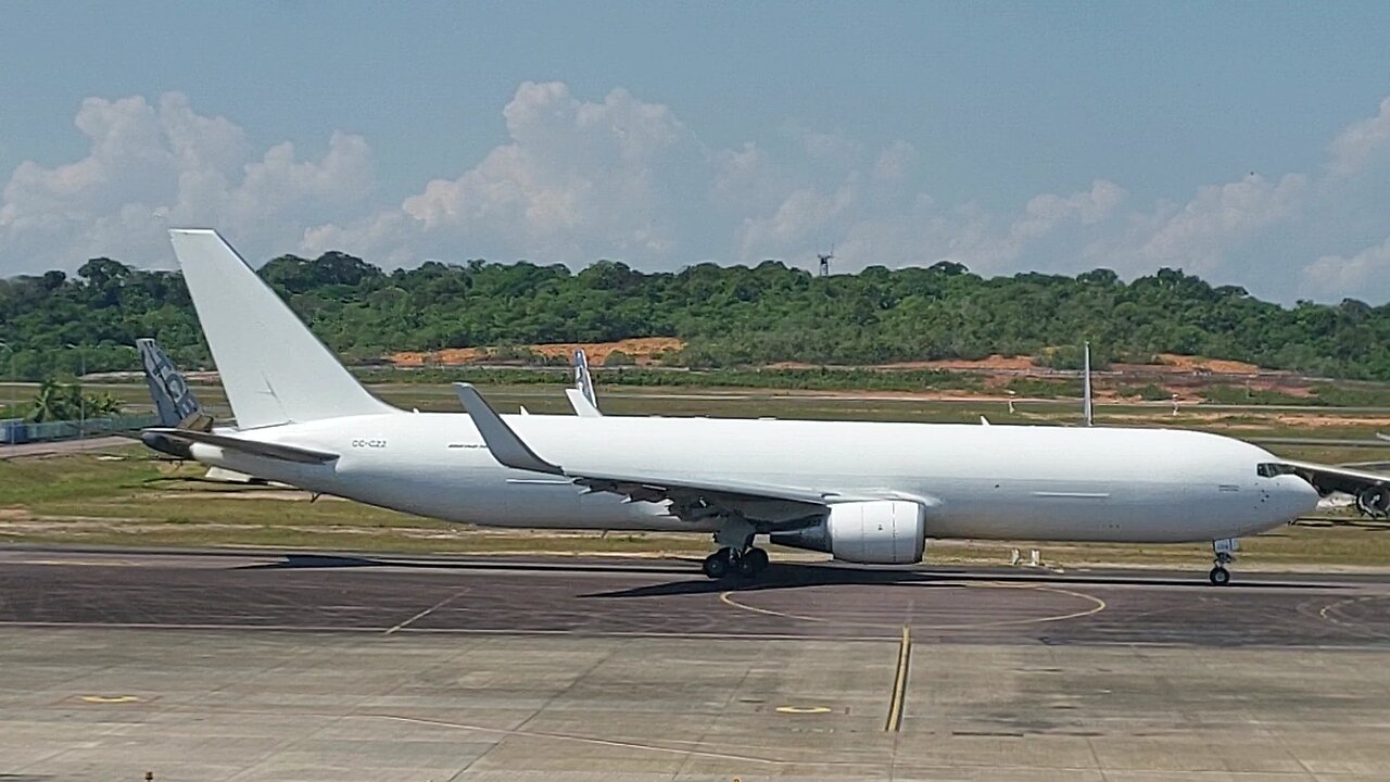 ATR72-600 PR-AKN taxia e decola de Manaus para Eirunepé,Boeing 767-300ERF CC-CZZ decola para Bogotá