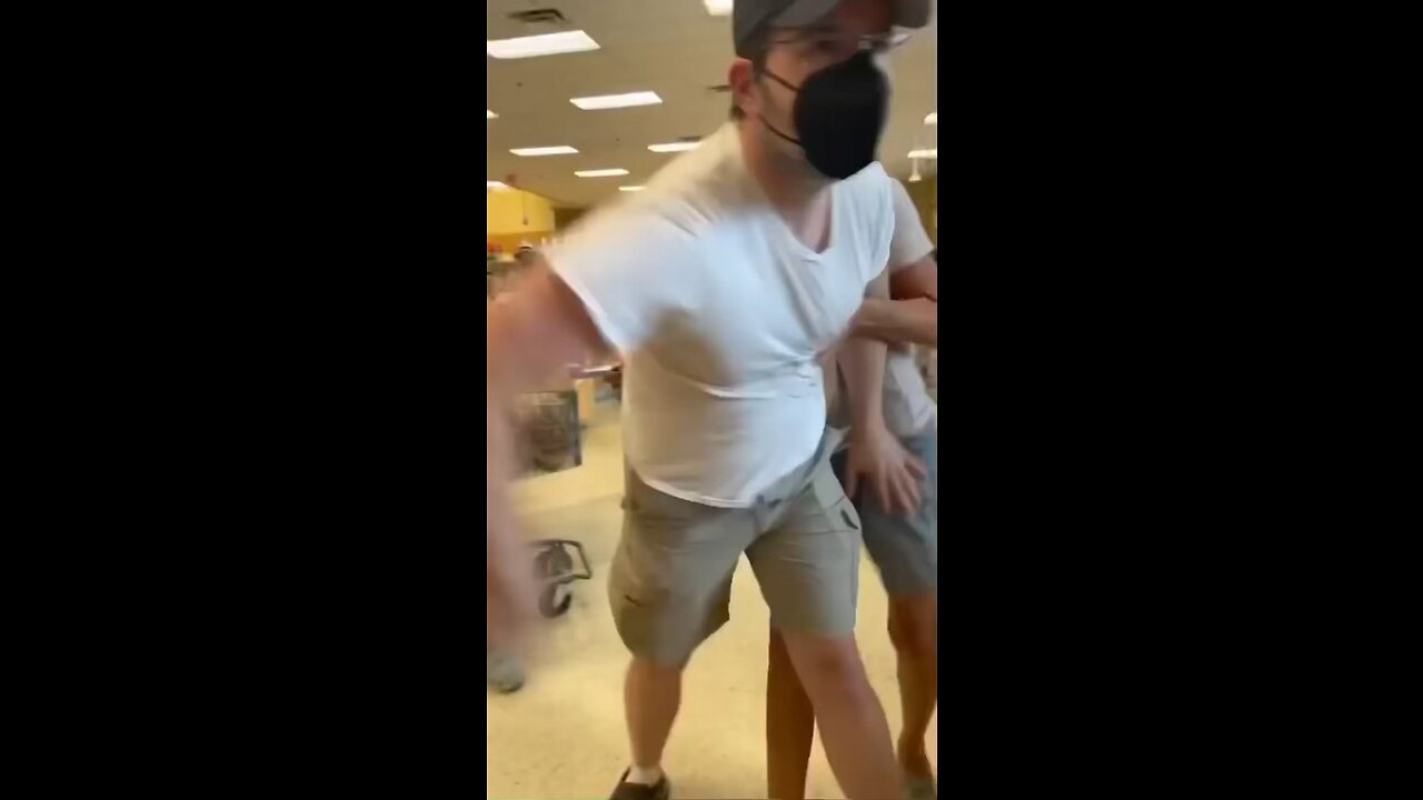 Guy with the mask got triggered because someone walked too close to him without wearing a mask 😷