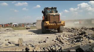 SOUTH AFRICA - Johannesburg - Land grabs in Lenesia (videos) (xw9)