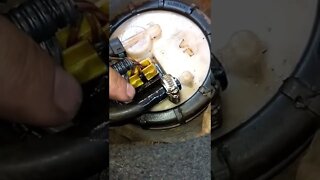 Aquele mau cheiro de gasolina dentro do carro OLHA SÓ O QUÊ ERA//#motor #shorts #mecanica #celta