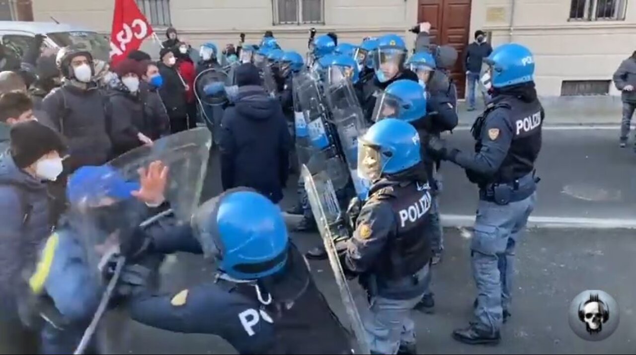 TORINO: Cariche e manganellate della polizia violenta alla manifestazione degli studenti