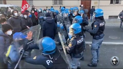 TORINO: Cariche e manganellate della polizia violenta alla manifestazione degli studenti