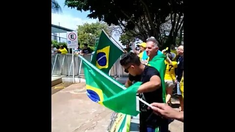 A Globo acuada com manifestantes revoltados contra a perseguição de Bolsonaro