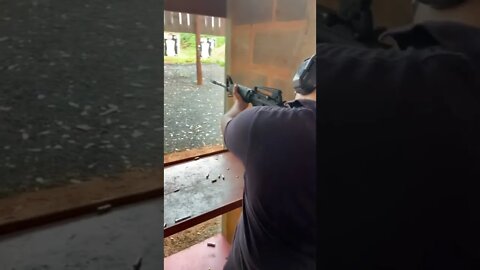 Atirando com um fuzil 9mm muito forte