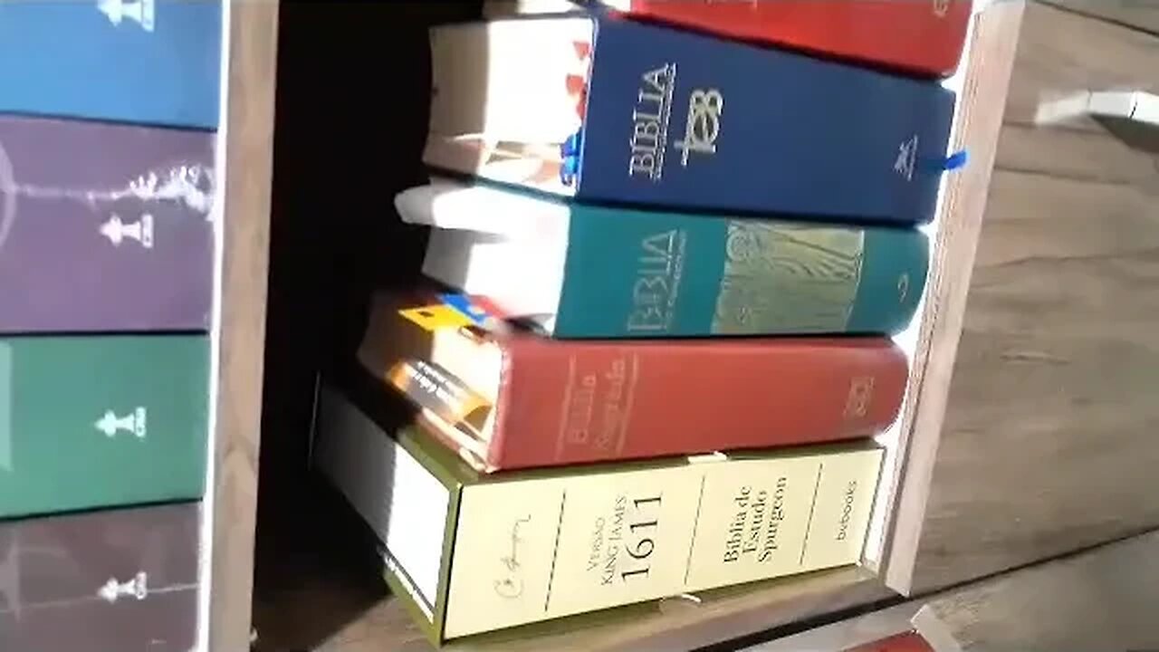 A biblioteca do bicho papão, depois que abandonou as bíblias de estudo