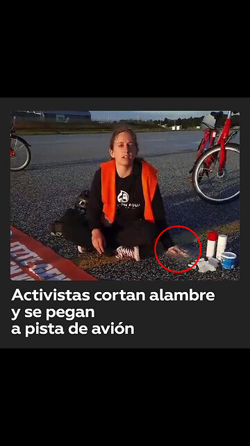 Activistas climáticos se pegan a pistas de aterrizaje en Alemania