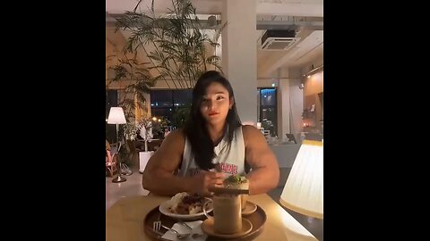 bodybuilder girl 😐