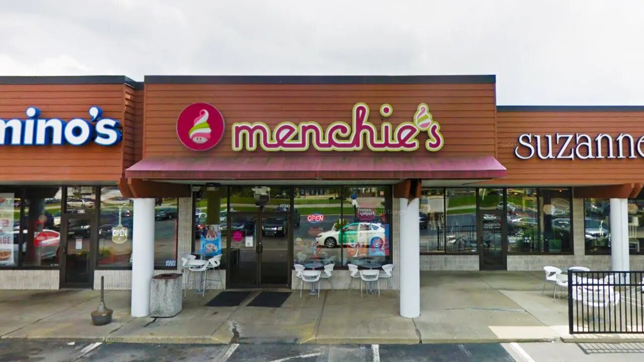 Menchie's Frozen Yogurt IS BACK! We meet the new owners and talk FROYO