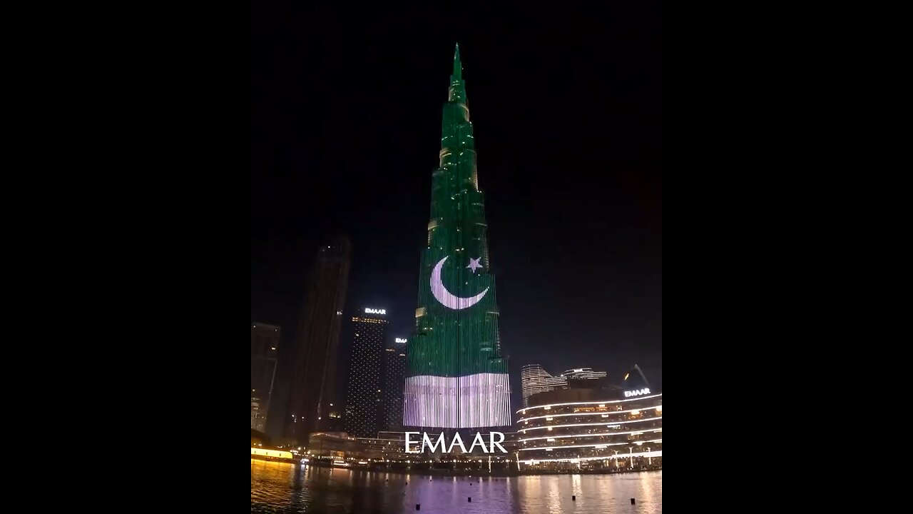 Burj khalifa displaying pakistan flag #pakistan #dubai #burjkhalifa