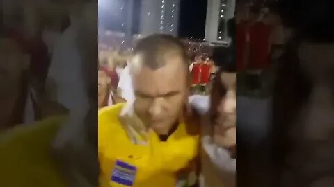 Torcedor do Náutico BEIJA o juiz no final do jogo