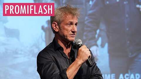 Sean Penn raucht auf der Bühne des Marrakech Filmfestivals