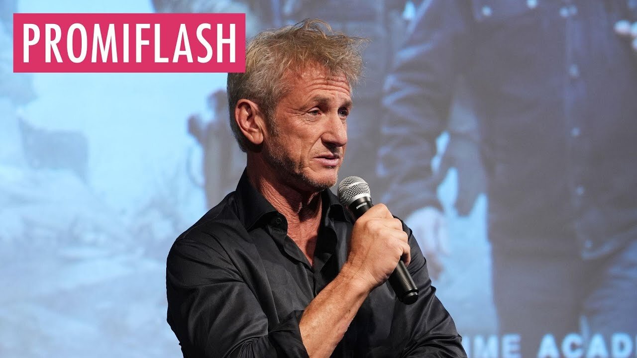 Sean Penn raucht auf der Bühne des Marrakech Filmfestivals