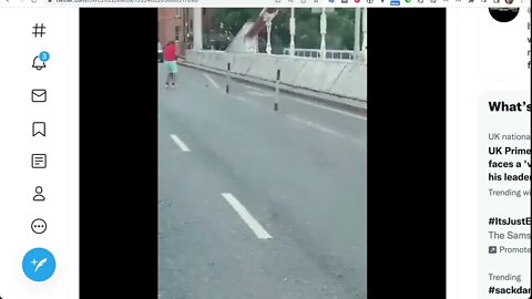 黑人男子多次被警察電擊，直到他掉進泰晤士河，死了！