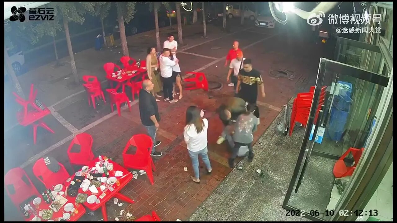 河北唐山一烧烤店内多名男子殴打女生,醉酒后骚扰被拒怒而挥拳,6个大汉暴打4名女子,手段狠辣,脚踹凳砸踢肚子。行凶者身份不简单?《时刻新闻》2022年6月10日