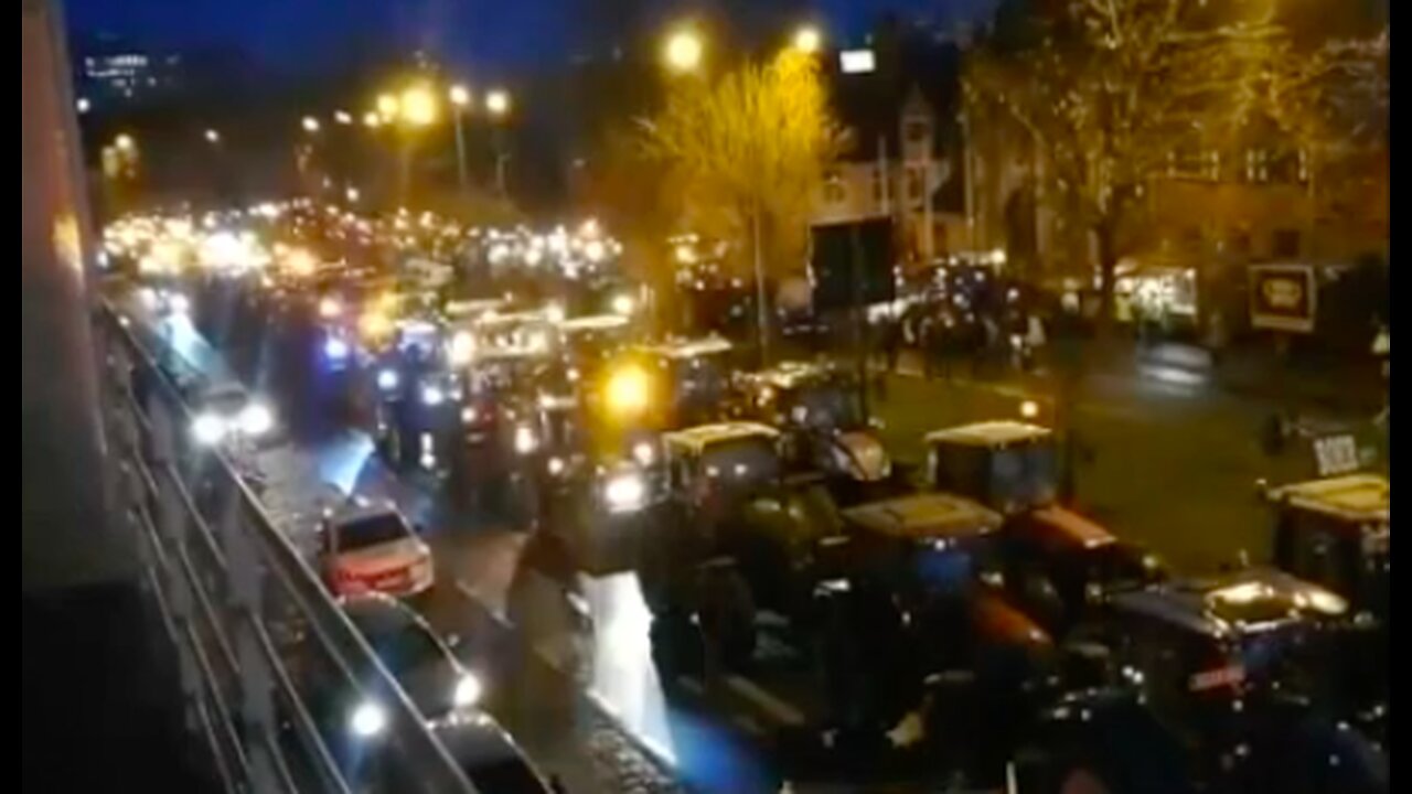 @Live Gent #boereninactie _ 🚜 Eerste tractoren rijden Gent binnen 01.02.24 ⏰ 7u21