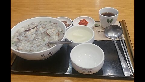 Beef and mushroom rice porridge Korean restaurant call Bon-jook