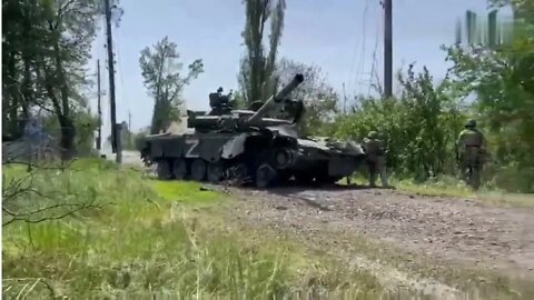 🔥 Унікальні кадри знешкодження російського танка бійцем батальйону Тро. Таке не часто побачиш